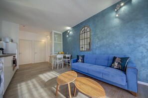 Panoramic-Penthouse | Wohnbereich | 40-Zoll-LCD-Fernseher mit Satellitenempfang, Fernseher