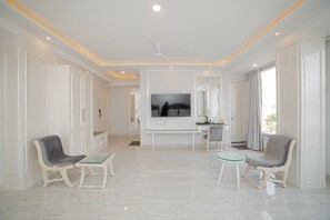 Family Quadruple Room | In-room safe, soundproofing, iron/ironing board, free WiFi