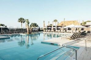Outdoor pool - Beach House (Hilton Head Island)