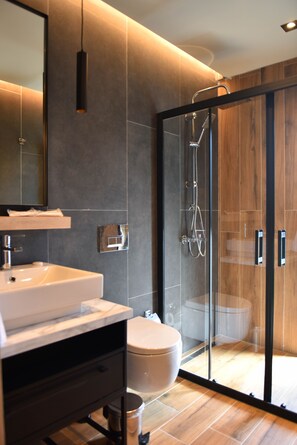 Deluxe Room | Bathroom | Shower, rainfall showerhead, eco-friendly toiletries, hair dryer - Casa Luxury Hotel (Fethiye)