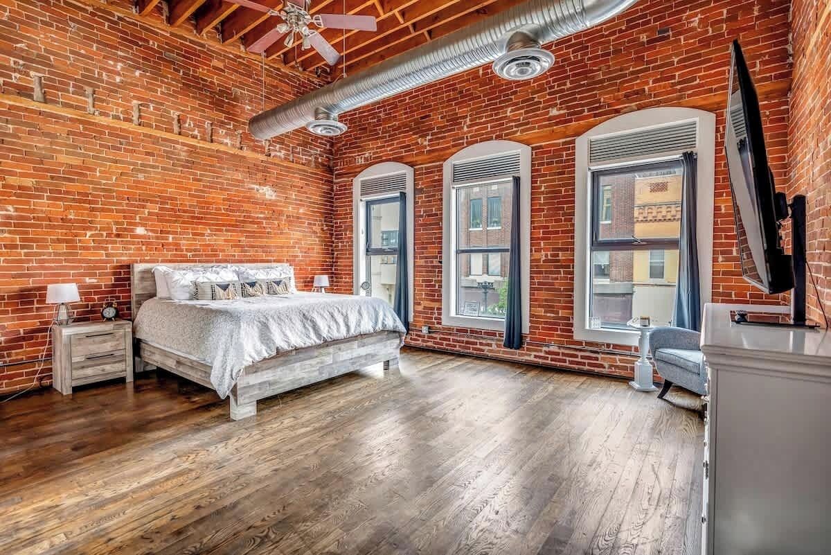 4 habitaciones, tabla de planchar con plancha, wifi y ropa de cama 