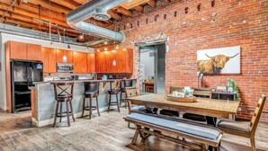 Dining - Luxury Downtown La Crosse Apartment - Sleeps 8! (LA CROSSE)