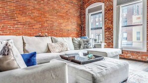 TV - Luxury Downtown La Crosse Apartment - Sleeps 8! (LA CROSSE)