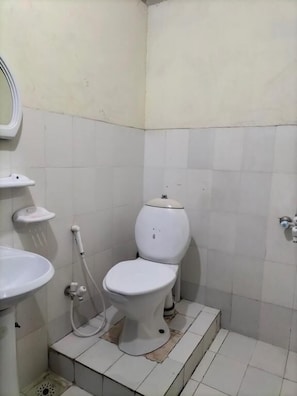 Standard Double Room | Bathroom | Shower, towels