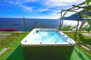 Bañera de hidromasaje al aire libre