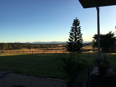 Beautiful studio overlooking great dividing range