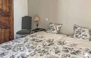 2 bedrooms, travel crib, free WiFi, bed sheets - Beautiful apartment in Pradelles with WiFi (Pradelles)