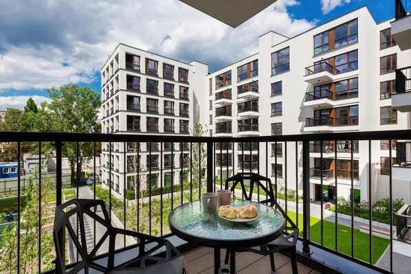 Outdoor dining - Krochmalna 54 Warsaw | Stylish Apartment for Business Travellers | Balconies | City Centre (Warszawa)