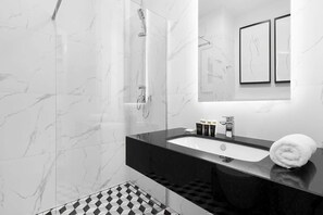 Shower, hair dryer, towels - Krochmalna 54 Warsaw | Stylish Apartment for Business Travellers | Balconies | City Centre (Warszawa)