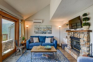 TV, fireplace