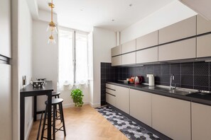 Fridge, oven, stovetop, dishwasher