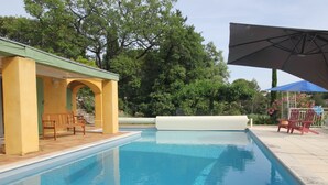 A swimming pool with a covered seating area and a pavilion. - Villa Capucine (Flayosc)