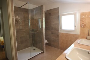 Shower, towels, soap, toilet paper - Pour les Allemand. (Flayosc)