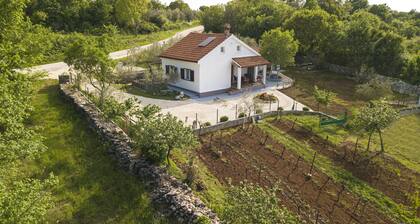 Vacation home near Rovinj quiet location with large garden, terrace, WLAN
