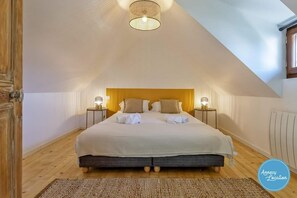 3 bedrooms, iron/ironing board, free WiFi, bed sheets