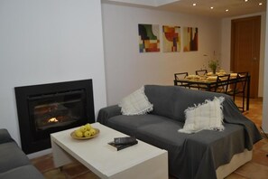 Smart TV, lareira, livros