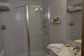 Dusche, Haartrockner, Bidet, Handtücher