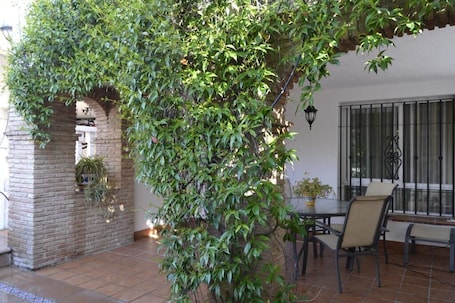 Outdoor dining. Garden apartment 5 minutes from Granada and the Alhambra!