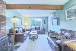 TV, DVD player, table football, ping pong - Official Seasons RMC Condo 06D - 2 Bedrooms - Sleeps 6 - No Fees (Bartlett)