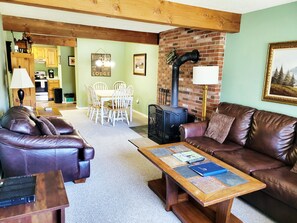 Een televisie, een dvd-speler, tafelvoetbal en een tafeltennistafel