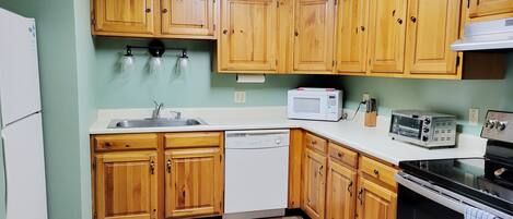 Réfrigérateur, four à micro-ondes, un four, surface de cuisson