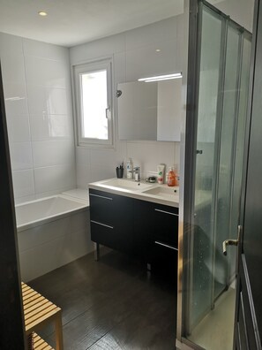 Ensemble douche/baignoire, sèche-cheveux, serviettes fournies