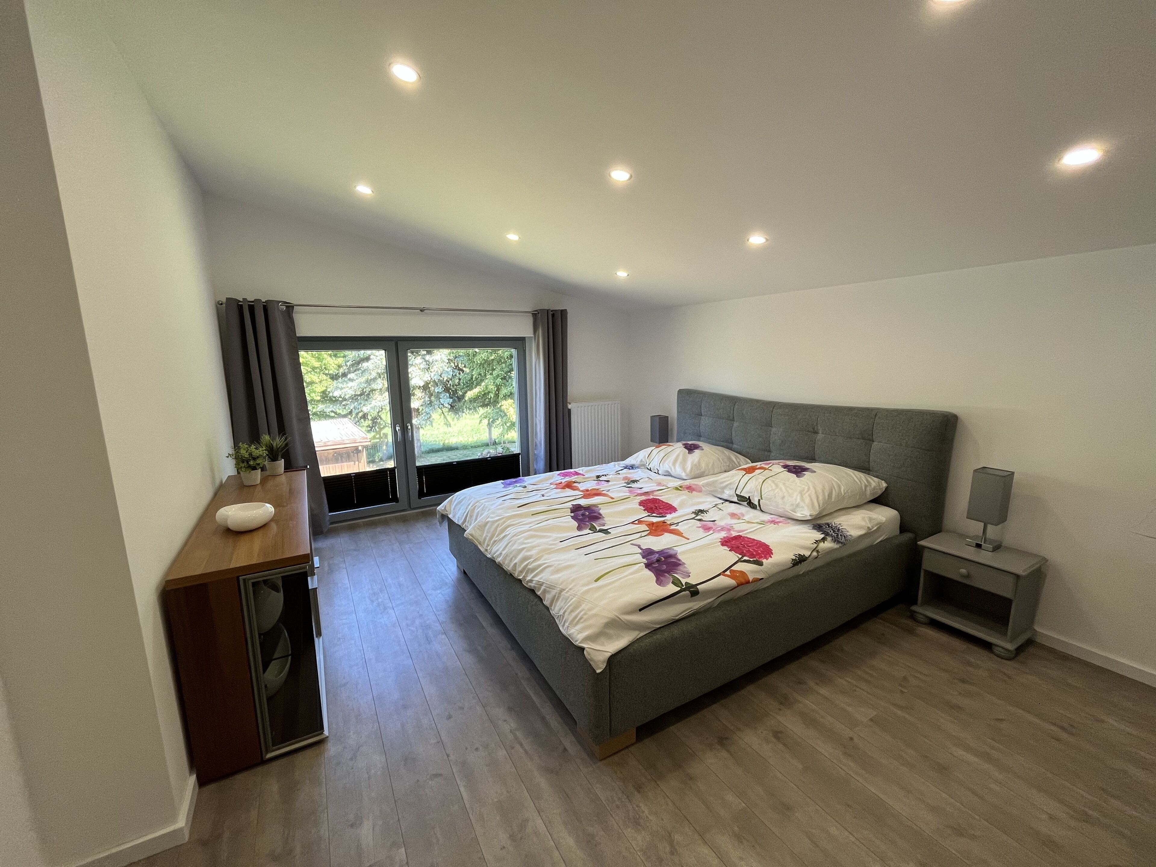 2 bedrooms, desk, WiFi, bed sheets