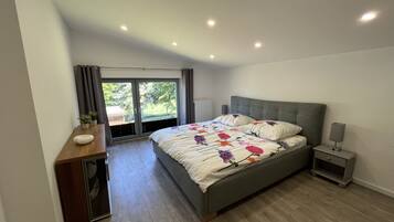 2 bedrooms, desk, WiFi, bed sheets