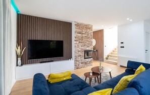 TV, ping pong - Stunning home in Obrovac Sinjski (Obrovac Sinjski)