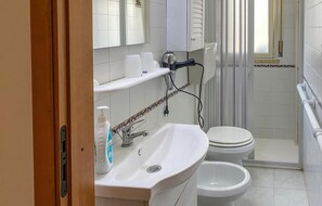 Douche, sèche-cheveux