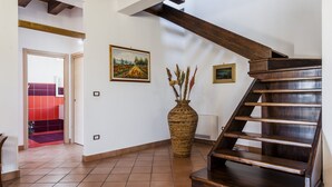 A staircase with wooden steps and a vase with dried plants. - Charming Sea View Villa close to beach (Syracuse)