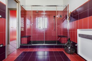 Panoramic Villa | Bathroom | Shower, rainfall showerhead, hair dryer, bidet - Charming Sea View Villa close to beach (Syracuse)
