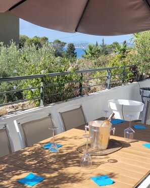 Outdoor dining - Villa with swimming pool, jacuzzi, beach and village on foot (les issambres)