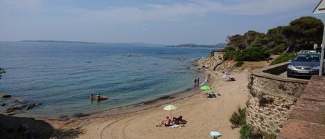 Ubicación cercana a la playa y tumbonas