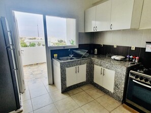 Fridge, oven, stovetop, coffee/tea maker