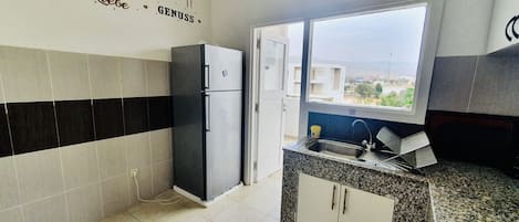 Køleskab, ovn, kogeplade, kaffe-/temaskine