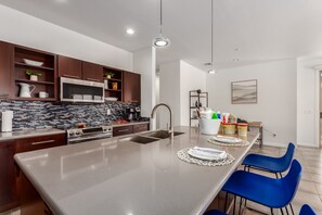 Frigorifero, microonde, forno, piano cottura