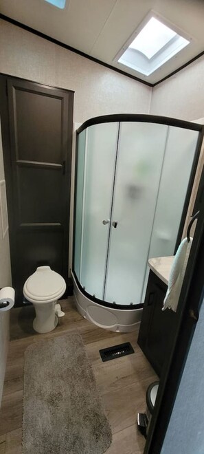 Douche, sèche-cheveux, serviettes fournies, savon
