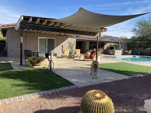 Outdoor dining - Casita in the Catalina Foothills near Sabino Canyon, The Loop, restaurants, food (Tucson)