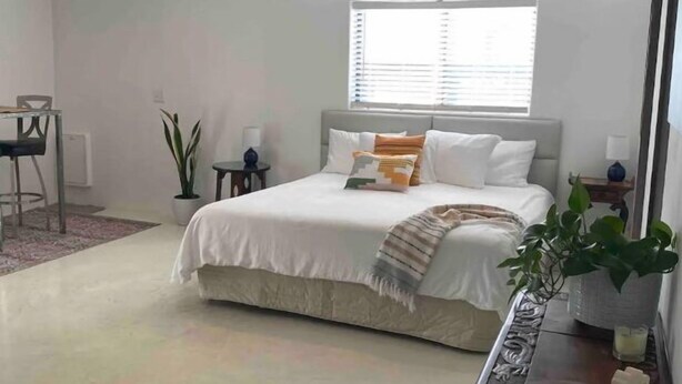 A bedroom with a bed, bedside table, lamp, and a window. - Casita in the Catalina Foothills near Sabino Canyon, The Loop, restaurants, food (Tucson)