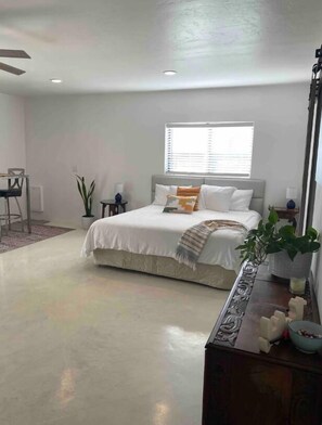A bedroom with a bed, bedside table, lamp, and a window. - Casita in the Catalina Foothills near Sabino Canyon, The Loop, restaurants, food (Tucson)