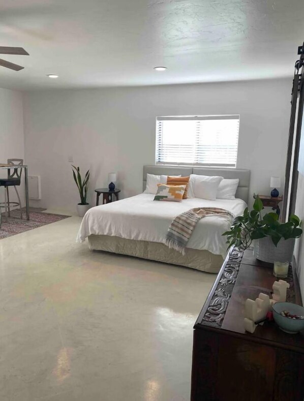 1 bedroom, iron/ironing board, free WiFi, bed sheets - Casita in the Catalina Foothills near Sabino Canyon, The Loop, restaurants, food (Tucson)