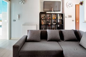 Apartamento panorámico | Zona de estar | Smart TV de 50 pulgadas con canales digitales, una televisión