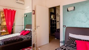 Ein Schlafzimmer mit Bett, Kleiderschrank und Spiegel.