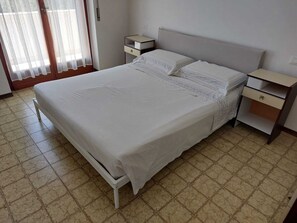 3 dormitorios, tabla de planchar con plancha, cuna de viaje