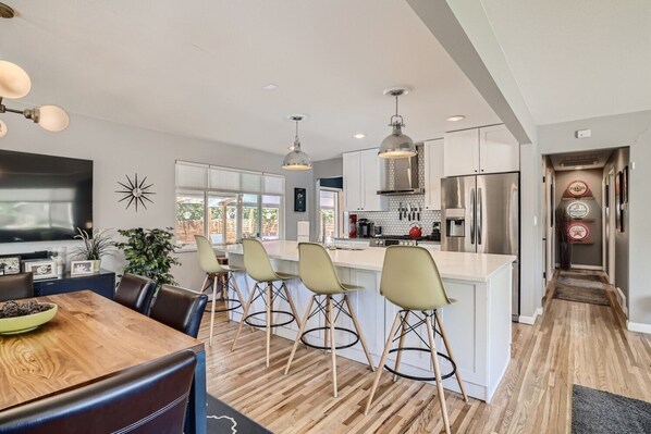 Fridge, microwave, oven, stovetop - Sportsfans Paradise! Dog Friendly/Outdoor Kitchen (Denver)