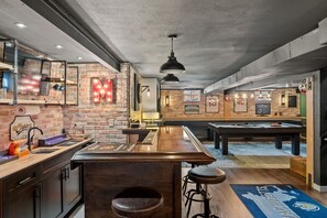 Fridge, microwave, oven, stovetop - Sportsfans Paradise! Dog Friendly/Outdoor Kitchen (Denver)