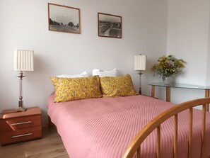 4 Schlafzimmer, Schreibtisch, Bügeleisen/Bügelbrett, Reisekinderbett