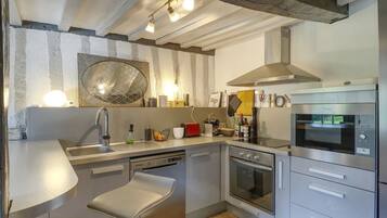 Een koelkast, een microgolfoven, een oven, een vaatwasser