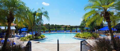 حمّام سباحة مُدفَّأ